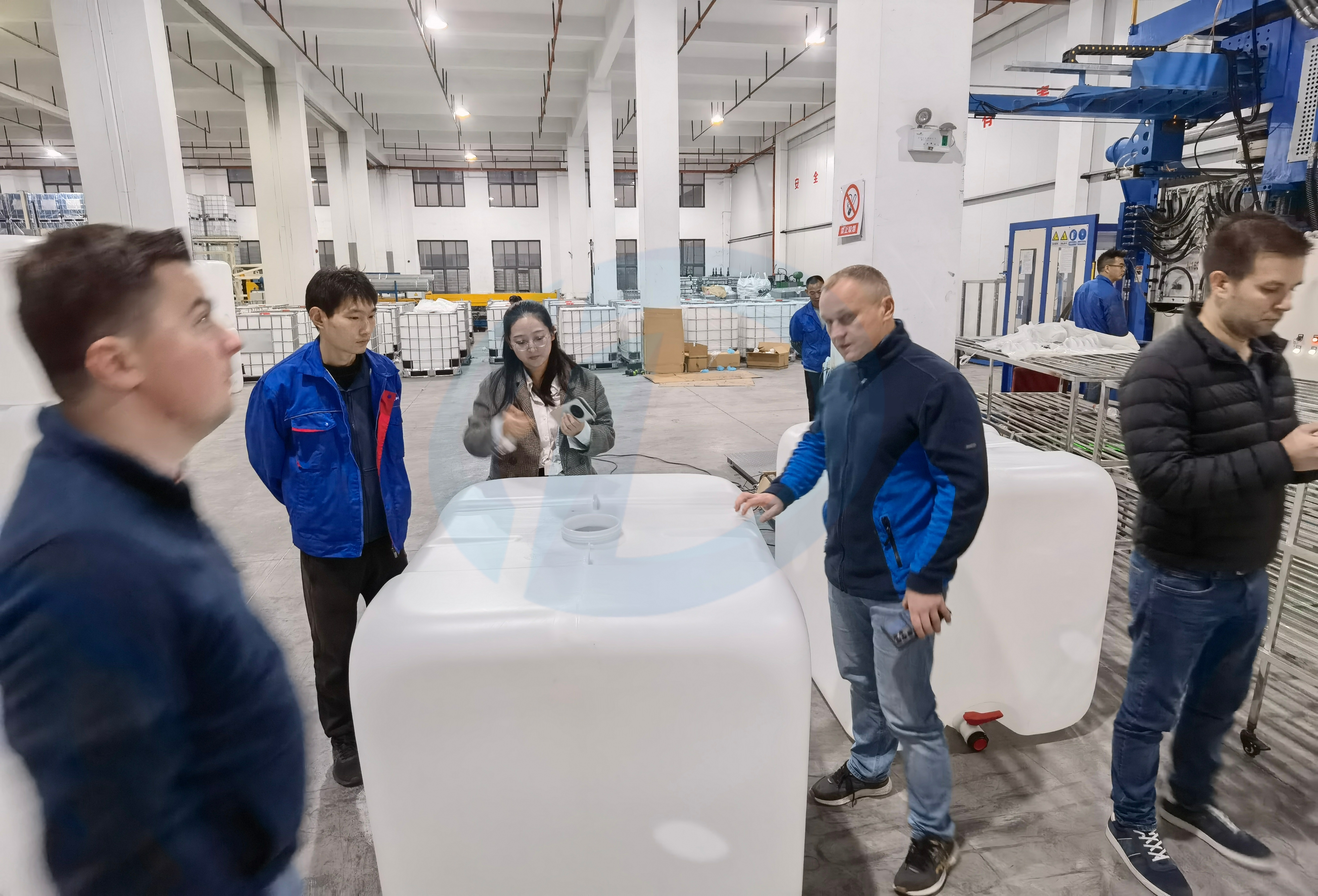 ¿Quiere hacer su propio tanque IBC? DAWSON le lleva a un recorrido de muestra por la fábrica