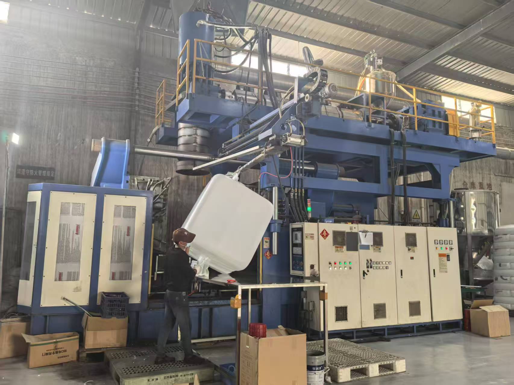 Impulsando industrias globales con nuestras excepcionales máquinas de moldeo por soplado IBC