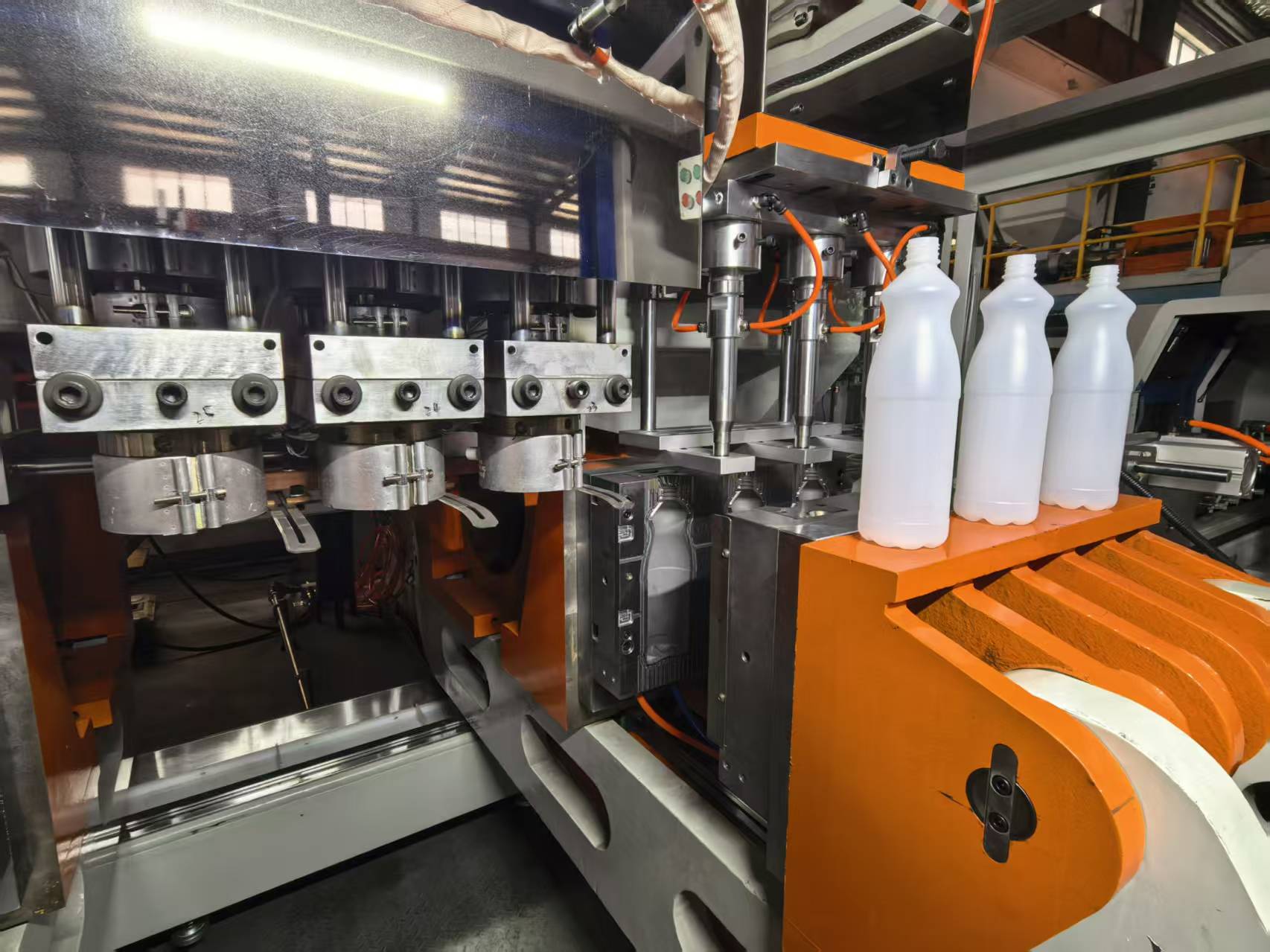 m&aacute;quina de moldeo por extrusi&oacute;n y soplado3.jpg