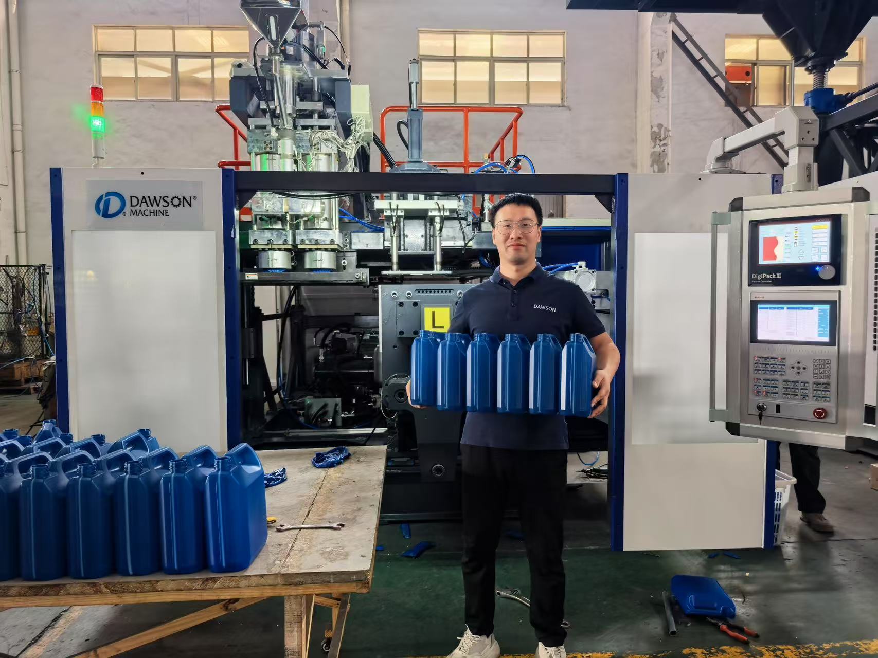 Revolucione su producción con nuestra máquina de moldeo con soplado de extrusión 20L: el epítome de la innovación y el rendimiento