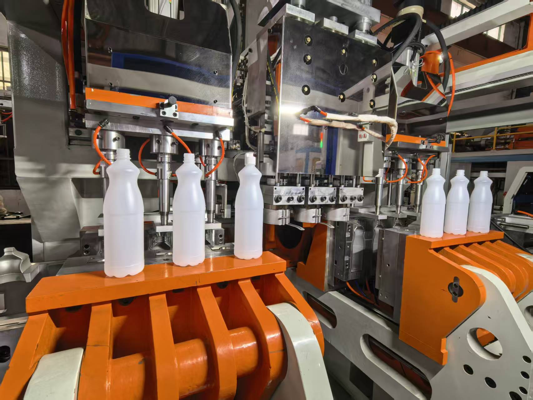 m&aacute;quina de moldeo por extrusi&oacute;n y soplado2.jpg