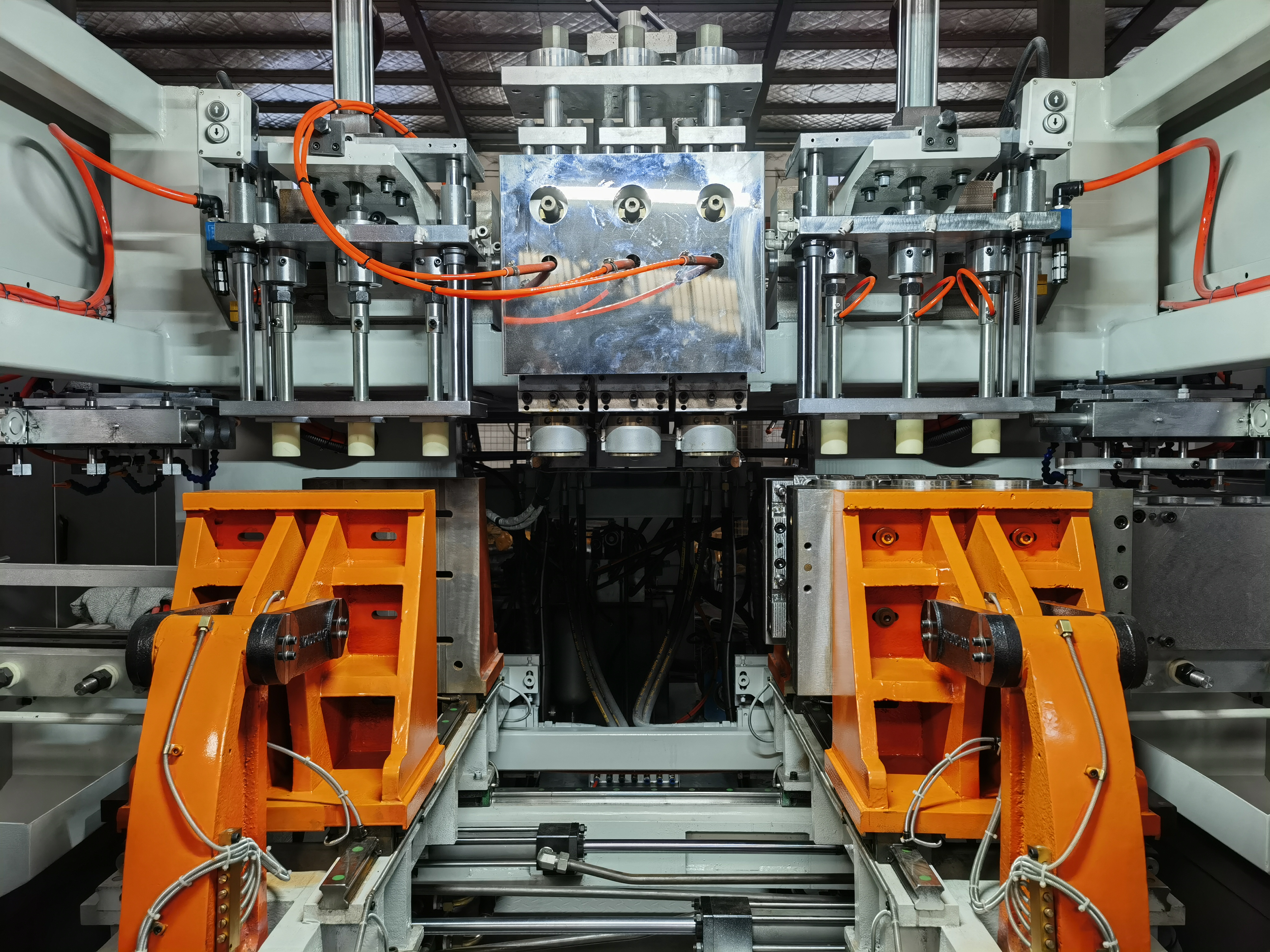 Innovación en sistemas de energía: la transición del moldeo por soplado hidráulico a la era totalmente eléctrica